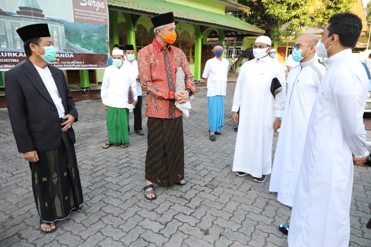 Gubernur Jawa Tengah, Ganjar Pranowo melaksanakan shalat Idul Adha di masjid yang berada di Kantor Kanwil Kemenag Jawa Tengah, pagi ini (31/7/2020)