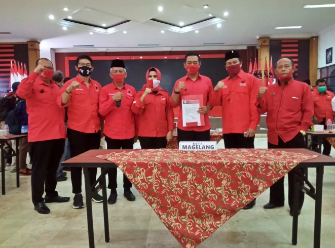 Aji dan Windarti setelah menerima surat rekomendasi dari DPP PDI Perjuangan (28/8/2020)-(Foto: Istimewa)