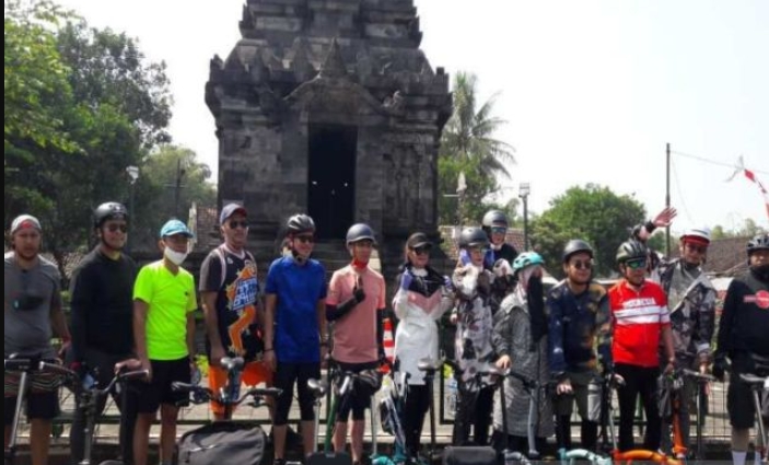 Artis dan DPR RI gowes di kawasan Borobudur (9/8/2020)-(Foto: Istimewa)