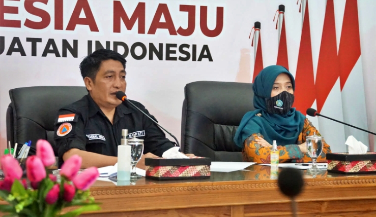 Bupati Magelang Zaenal Arifin didampingi Ketua Tim Penggerak PKK Kabupaten Magelang, Tanti Zaenal Arifin saat membuka webinar nasional pelayanan mandiri bidan berkualitas dan terjangkau (25/8/2020)