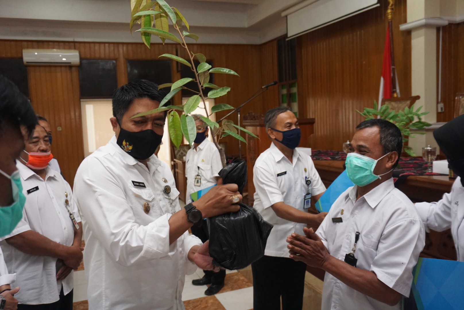 Bupati saat mneukarkan SK Pensiuan PNS Pemkab Magelang dengan bibit pohon (12/8/2020)