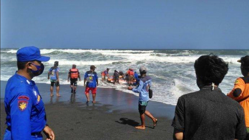 Evakuasi korban laka laut di pantai goa cemara (8/8/2020)-(Foto: istimewa)