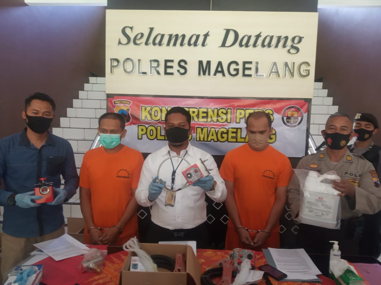 Seorang GM Perusahaan di Tegalrejo dan penadah diamankan polisi karena gelapkan barang dagangan (26/8/2020)-(Foto: bsn)