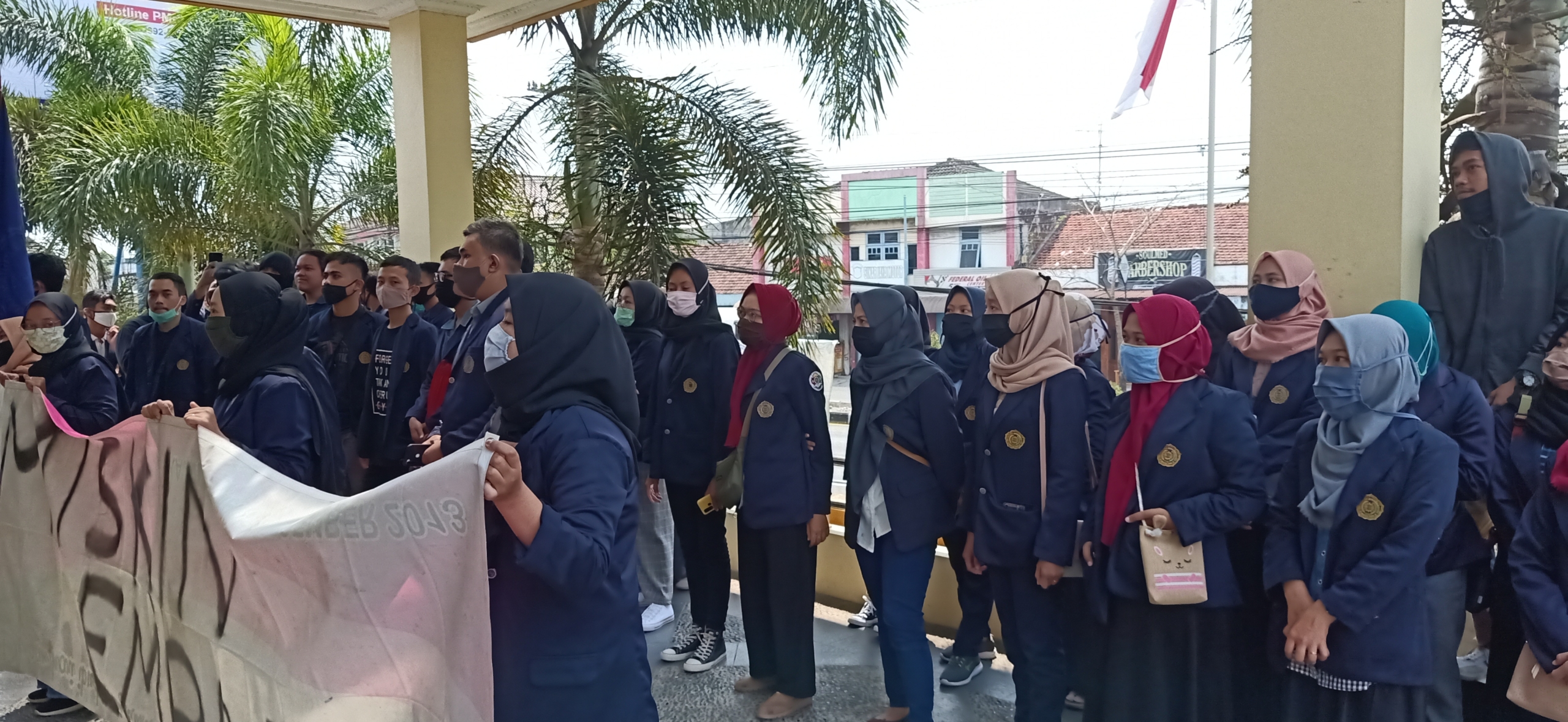 BEM dan Mahasiswa UNIMMA Demo depan kantor rektor