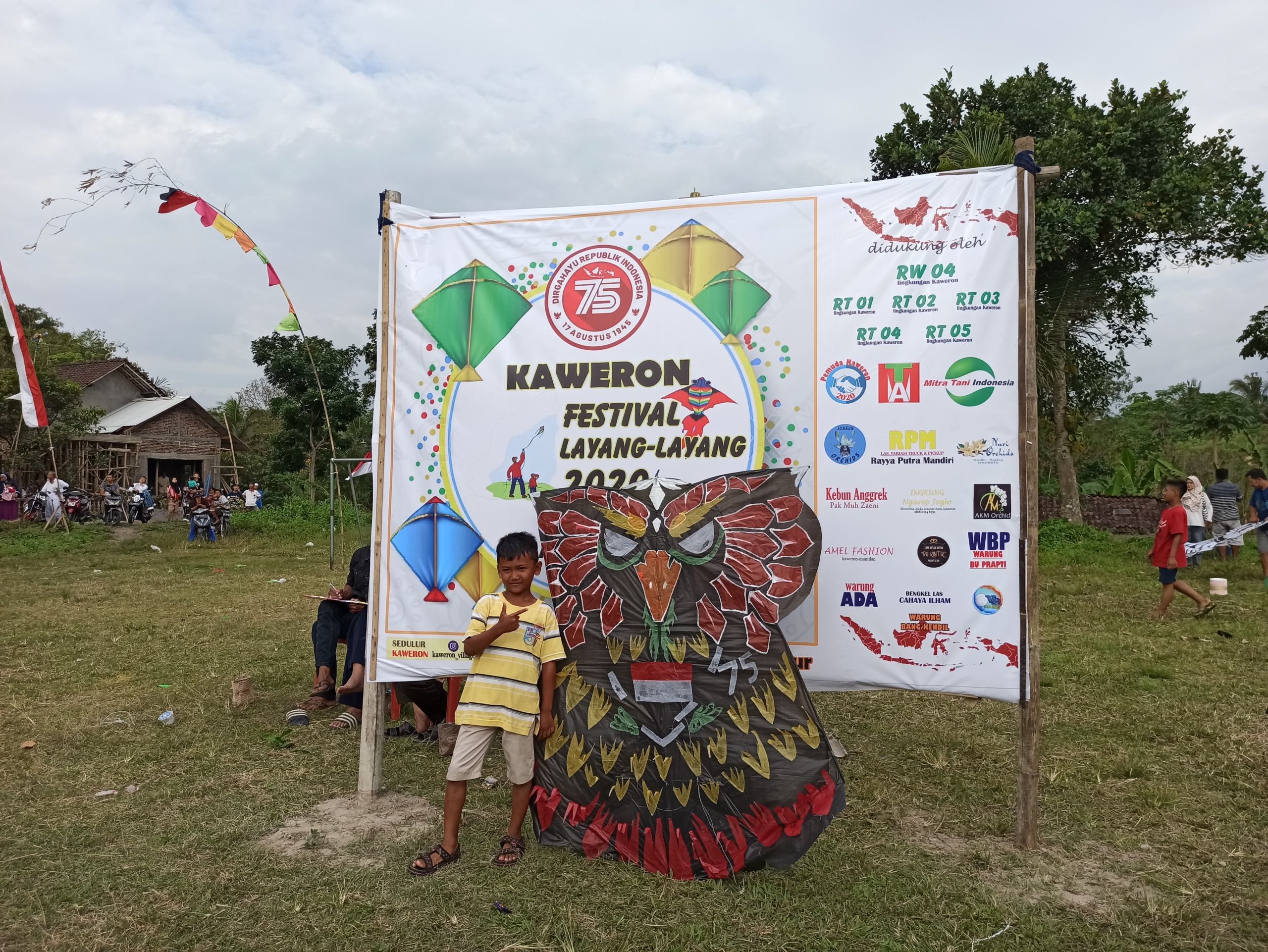 Salah satu anak dusun setempat ikut dalam lomba layang-layang (17/8/2020)-(Foto: Istimewa)