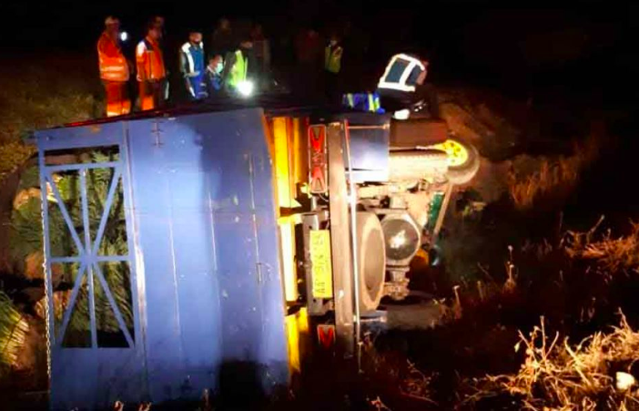 CELAKA: Truk yang dikemudikan dua warga magelang terperosok keparit jalan tol, Sabtu (1/8)