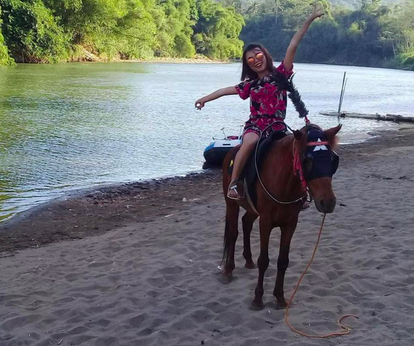 CANTIKNYA: Atraksi menunggang kuda di Ladon Little Island. (Foto: istimewa)