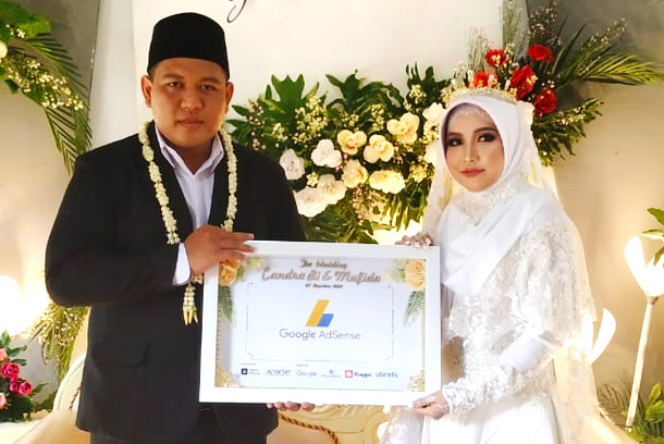 UNIK: Seorang Blogger Candra Bi memberikan mahar Google Adsense dan Hosting kepada mempelai wanita, Mufida, Minggu (2/8). (Sumber: istimewa)