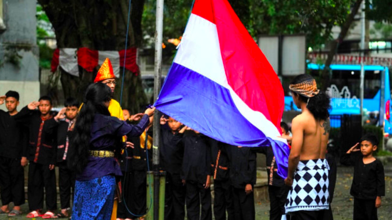 Teatrikal mengenang penurunan bendera Belanda di Bandung. (Foto: internet)