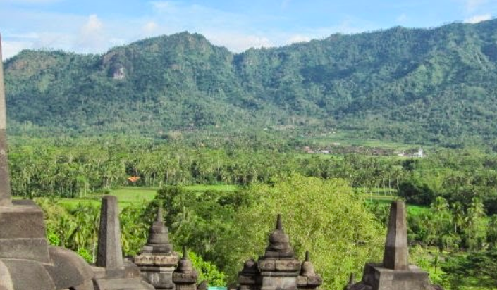INDAH: Pegunungan Menoreh dilihat dari Candi Borobudur di Kabupaten Magelang. (Foto: internet)