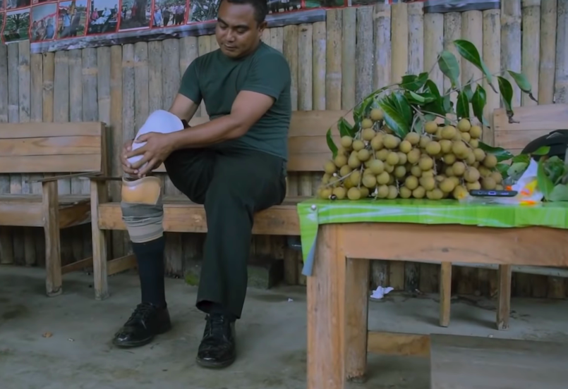 INSPIRATIF: Serda Mugiyanto saat mengenakan kaki palsu. (Sumber: tangkapan layar YouTube TNI AD)