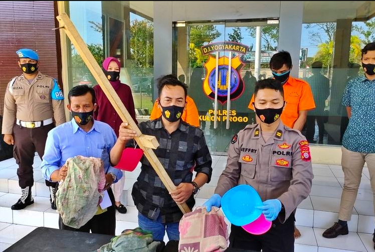 Kasat Reskrim Polres Kulon Progo AKP Munarso saat ungkap kasus penganiayaan dan pemasukan seorang anak disabilitas (18/8/2020)-(Foto: Kompas)