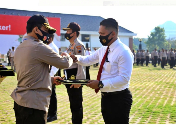 Kasat Reskrim Polres Magelang Saat Menerima Penghargaan dari Kapolda Jateng