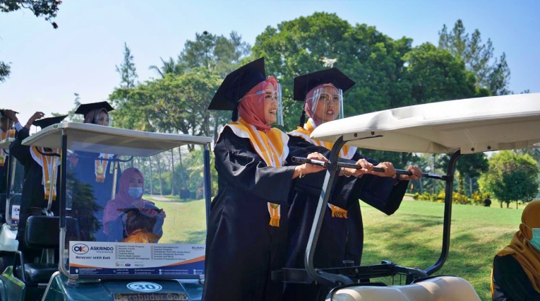 Mahasiswa mahasiswi UNIMA Ikuti wisuda drive thrue naik mobil golf (25/8/2020)-(Foto: Istimewa)