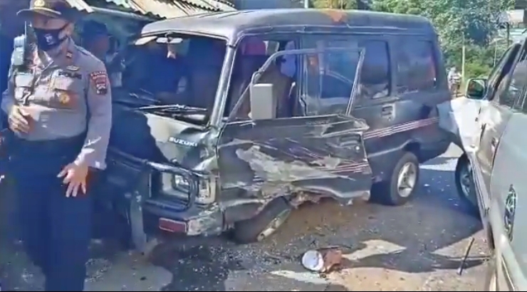 Mobil carry ringsek setelah menabrak mobil kijang di Pakis (6/8/2020)-(Foto: SS Video)