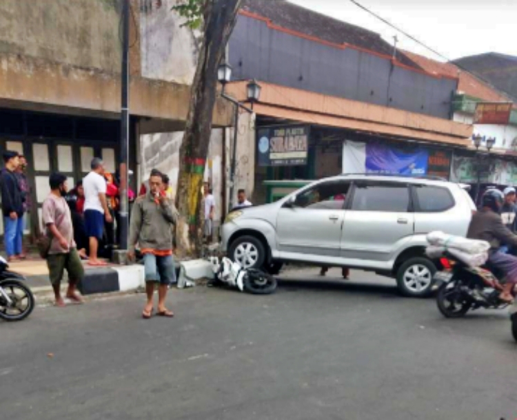 Mobil tabrak sepeda motor di Muntilan (2/8/2020)-(Foto: Istimewa)