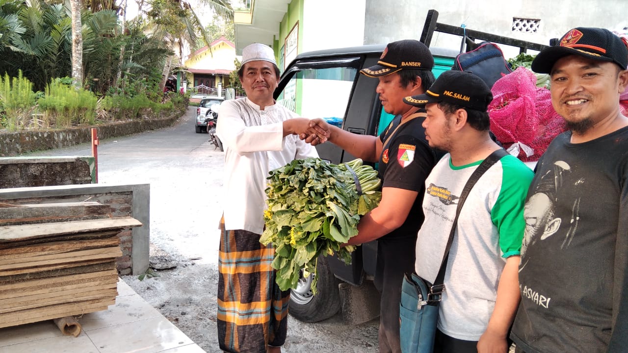 PAC GP Ansor Salam bagikan paket sayuran (30/8/2020)-(Foto: Istimewa)