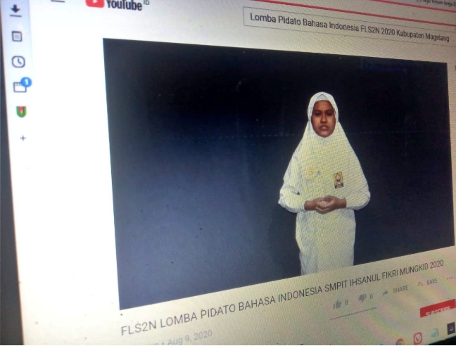 Penilain di youtube kepada Salah Satu peserta lomba pidato bahasa indonesia dalam ajang FLS2N 2020 Kabupaten Magelang (11/8/2020)-(Foto: bsn)