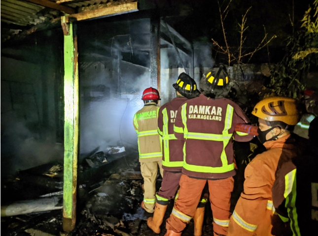 Petugas Damkar Kabupaten Magelang saat berupaya memadamkan api di kebakaran sebuah rumah di Mungkid (22/8/2020)-(Foto: Dok Damkar)