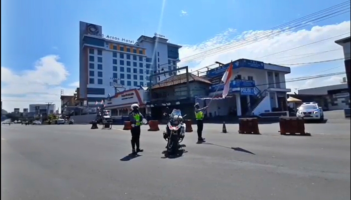 Satlantas Polres Magelang ajak pengguna jalan hormat bendera (17/8/2020)-(Foto: SS Video)