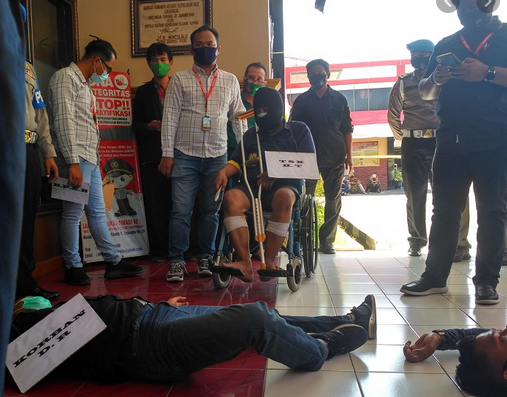 Sadis, Rekontruksi Pembunuhan Keji Satu Keluarga di Sukoharjo