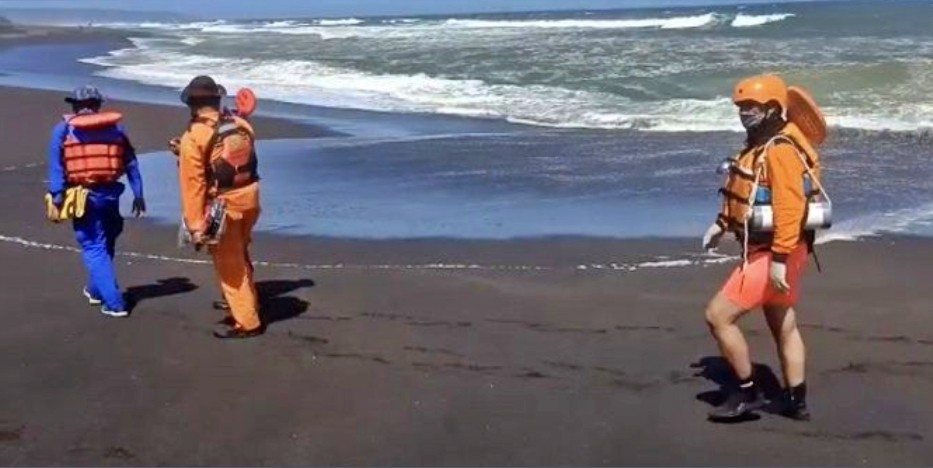 Tim Sar Bantul saat melakukan pencarian di Pantai Goa Cemara (6/8/2020)-(Foto: Istimewa)
