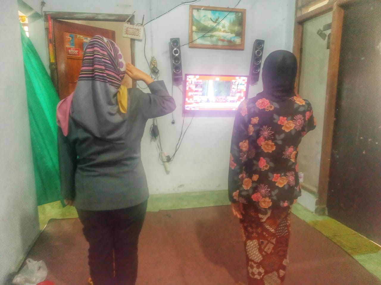 Nenek dan anggota keluar lainnya berdiri tegap di depan layar kaca hormat saat upacara kemerdekaan RI