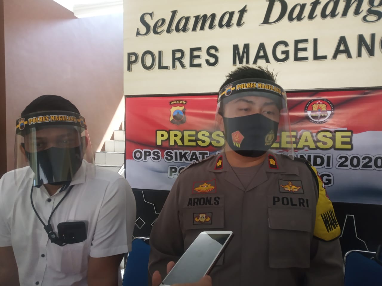 Waka Polres Kompol Aron Sebastian saat jelaskan sel tahanan lebih kapasitas (3/7/2020)-(Foto: bsn)