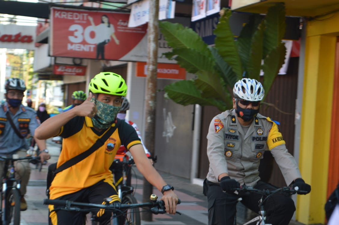 Polres Magelang Kota gelar sosialisasi tertib berlalu lintas Operasi Patuh Candi 2020 dengan gowes bersama, pada pagi ini (1/7/2020).