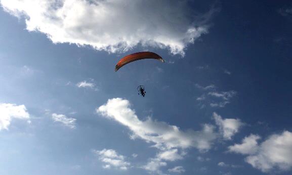ANGKASA: Pilot menerbangkan paramotor di atas wilayah Borobudur, Sabtu (1/8). (Foto: han)