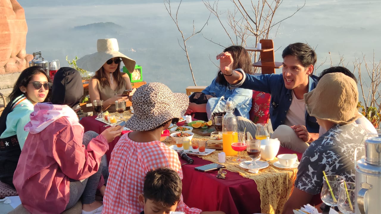 Artis Richard Kyle Nikmati Keindahan Candi Borobudur dari Bukit Menoreh