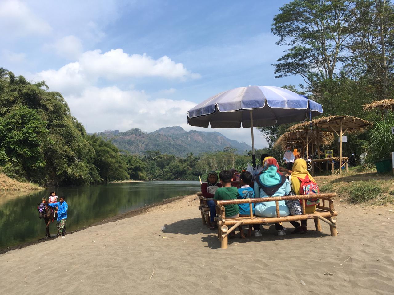 Yuk Berlibur ke Ladon Little Island: Berkuda, Rafting Hingga Nikmati Jajanan Kekunoan