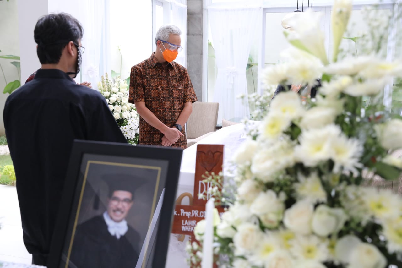Gubernur Ganjar Pranowo melayat ke Guru Besar UGM, Cornelis Lay di Sleman, Rabu (5/8/2020).