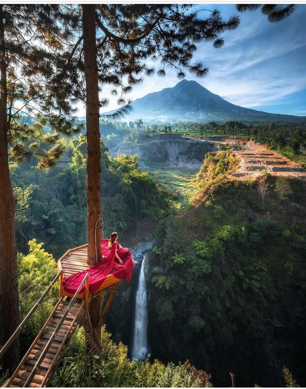 Salah satu spot foto di Kedung Kayang dengan latar belakang air terjun dan Gunung Merapi