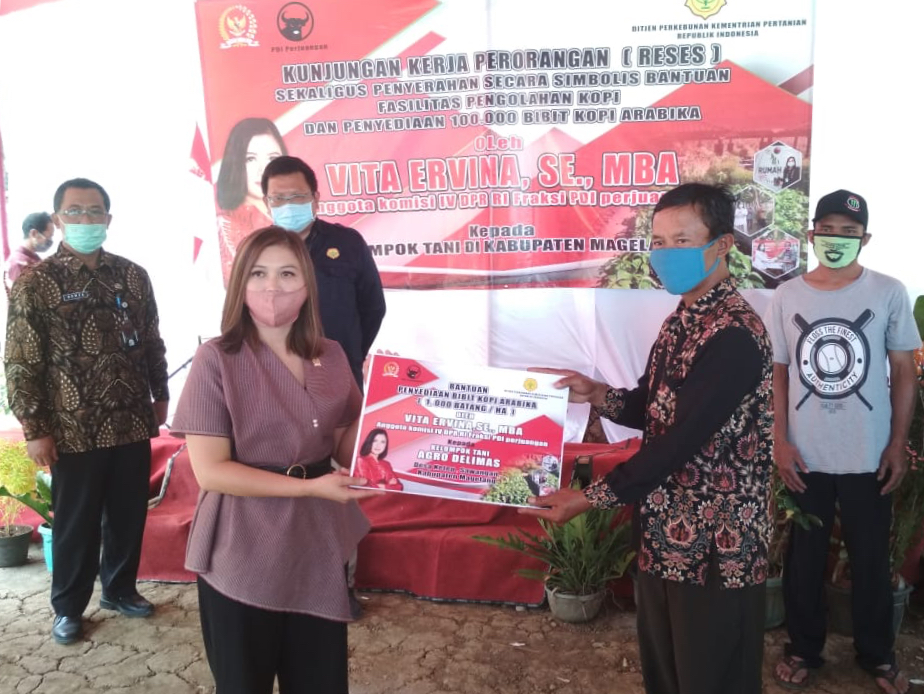 BERMANFAAT: Vita Ervina menyerahkan bantuan kepada petani kopi Kecamatan Grabag di Kabupaten Magelang, Kamis (6/8). (Foto: istimewa)