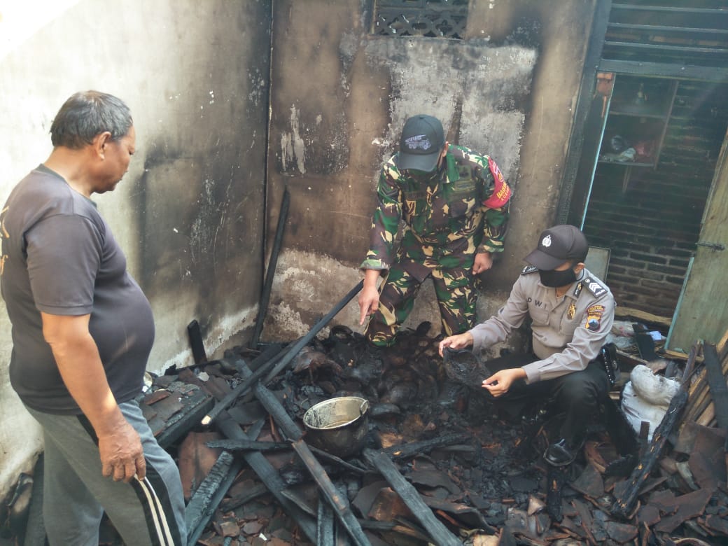 KEBAKARAN: Petugas Polsek dan Koramil Mungkid saat berada di TKP, Minggu (9/8). (Foto: istimewa)