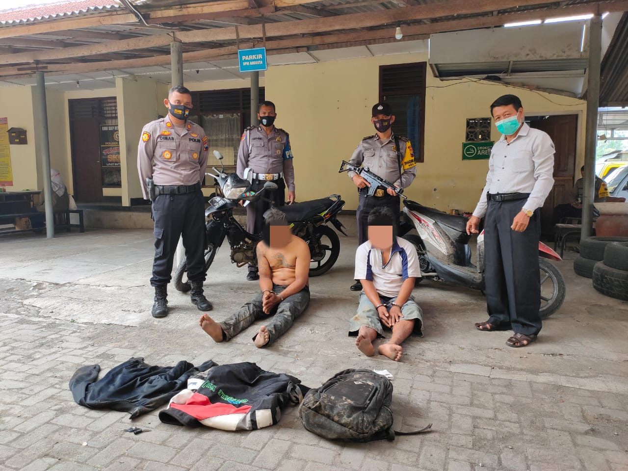 Kedua pelaku pencurian sepeda motor dan barang bukti dibawa ke Mako Polsek Salam (foto : istimewa)