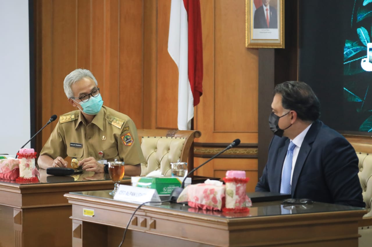 Gubernur Ganjar Pranowo menerima CEO Alpan Lighting dalam rangka menyampaikan rencana investasi ALP di Kawasan Industri Wijayakusuma di Ruang Rapat Ged A Lantai 2. Senin (10/8