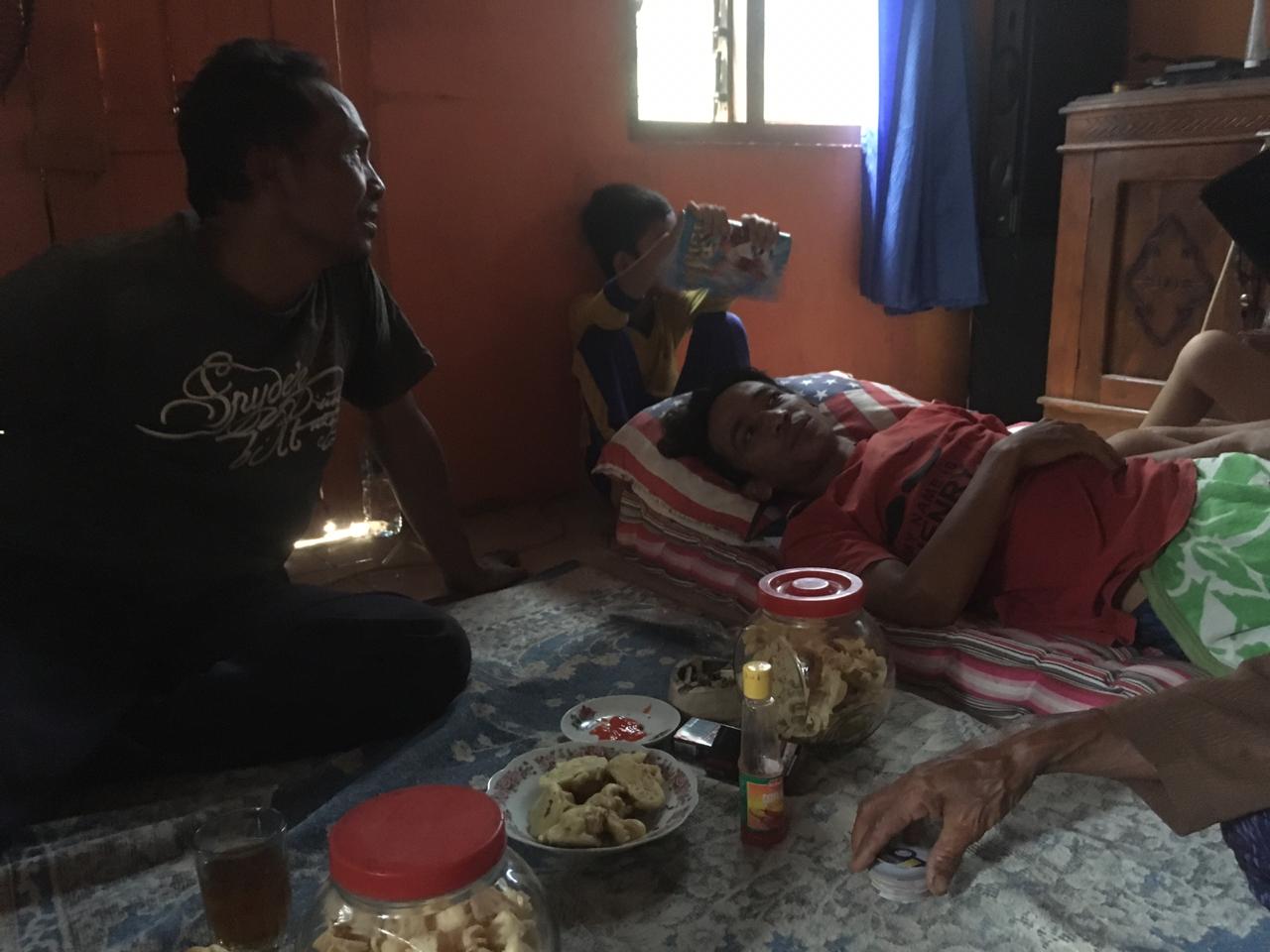 Korban hilang di Kali Progo, Tri Hanis, masih terlihat linglung dan terbaring lemah di rumahnya, Rabu (12/8). (Foto: han)