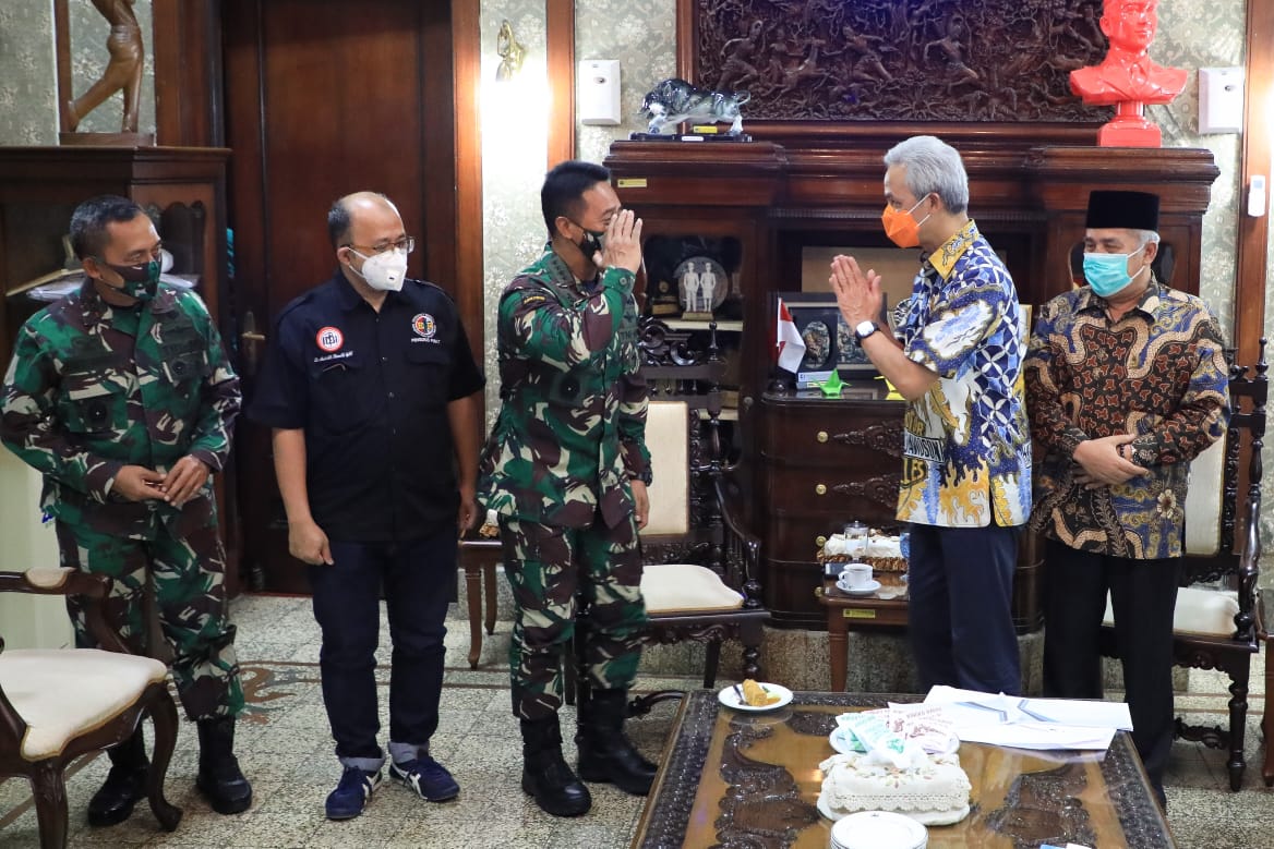 Jenderal TNI menyambangi Gubernur Jawa Tengah Ganjar Pranowo di Puri Gedeh, Rumah Dinas Gubernur Jawa Tengah Ganjar Pranowo, Selasa (11/8/2020) malam