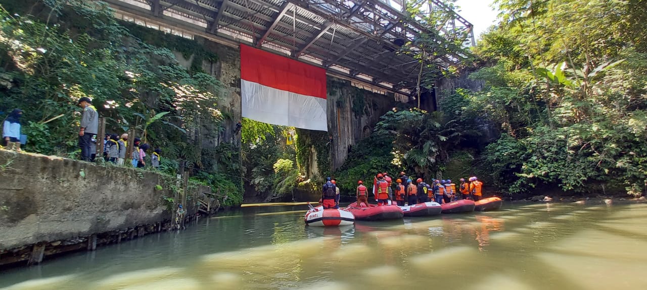 Bendera Merah Putih Raksasa Dibentangkan Dibawah Jembatan Pare Mungkid