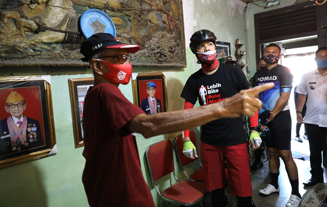 Gubernur Jawa Tengah, Ganjar Pranowo mendatangi rumah seorang veteran perang, Kapten Sanjoto yang telah berusia 90 tahun, (19/8/2020)