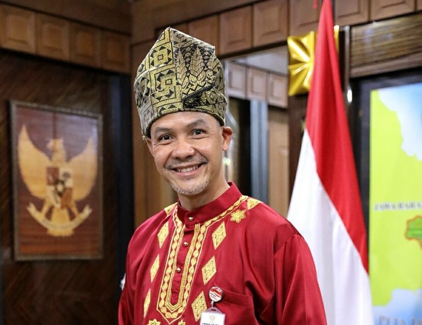 Tampil Unik, Ganjar Kenakan Baju Adat Melayu Saat Berkantor
