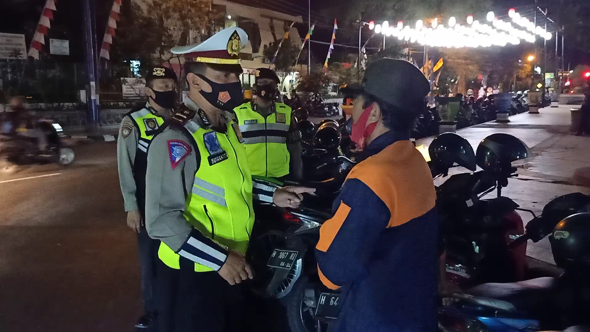 Tertibkan Parkir di Alun-alun Kota Magelang, Tim Gabungan Juga Ingatkan Pentingnya Masker