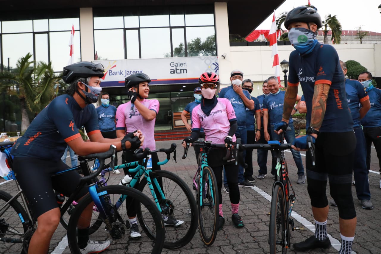 Gowes Bareng, Ganjar dan Istri Ajak Nirina Zubir ke Borobudur