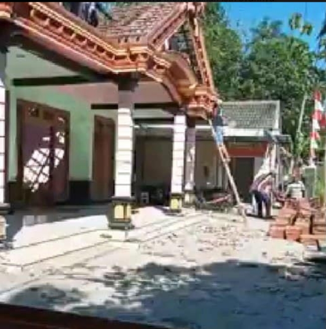 sebuah rumah yang dihancurkan sang istri