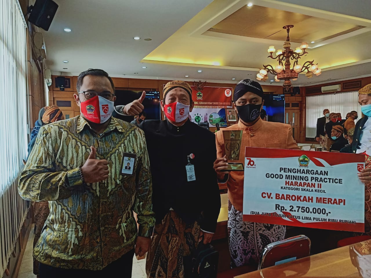 Perwakilan CV Barokah Merapi sesaat mendapat penghargaan (15/7/2020)-(Foto: Istimewa)