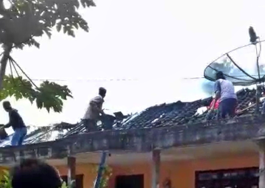 warga sedang berupaya memadamkan api di sebuah rumah di grabag yang mengalami kebakaran (8/8/2020)-(foto: SS Video)
