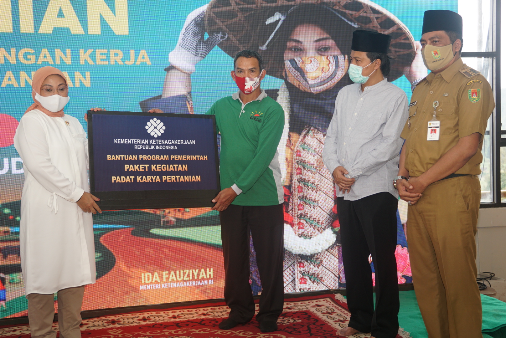Menteri Ketenagakerjaan Ida Fauziah berikan simbolis program padat karya pertanian di Ngablak Magelang (1/9/2020)-(Foto: Istimewa)