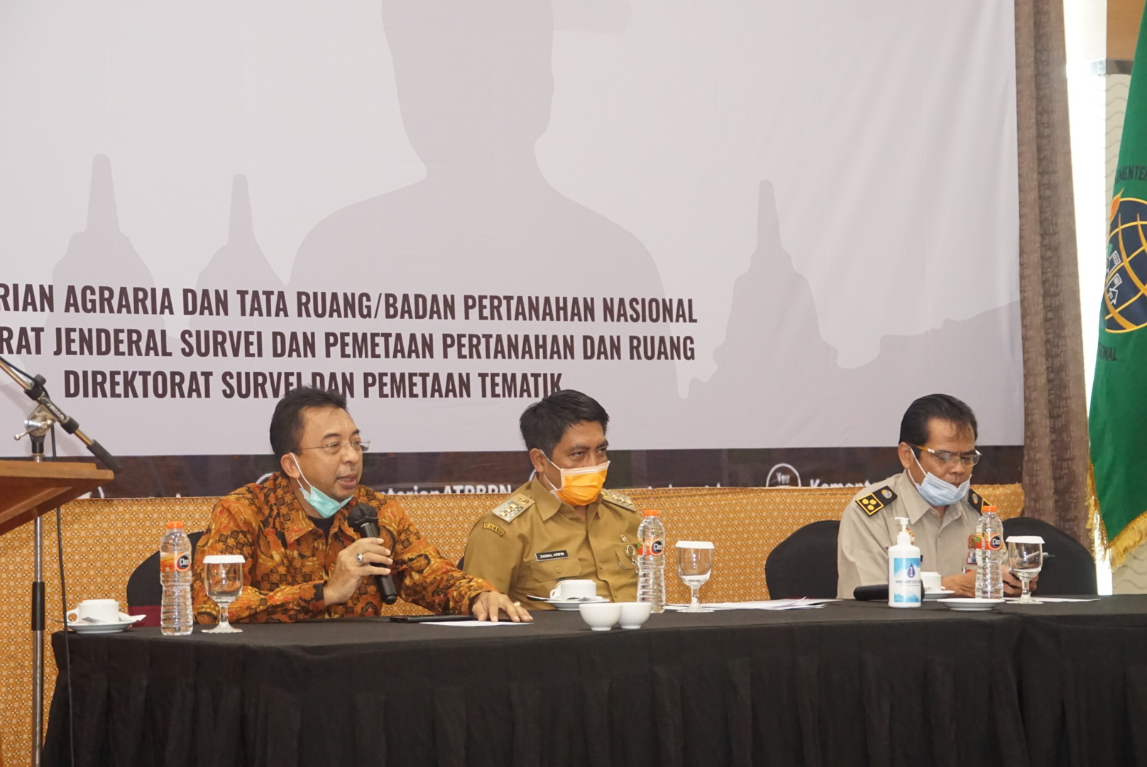Bupati Magelang, Zaenal Arifin didampingi Plt Kepala Badan Pertanahan Kabupaten Magelang, Gusmanto dan Direktur Survei Dan Pemetaan Tematik Kementerian Agraria Dan Tata Ruang/Badan Pertanahan Nasional, Yuli Mardiono. (29/9/2020)-(Foto: istimewa)